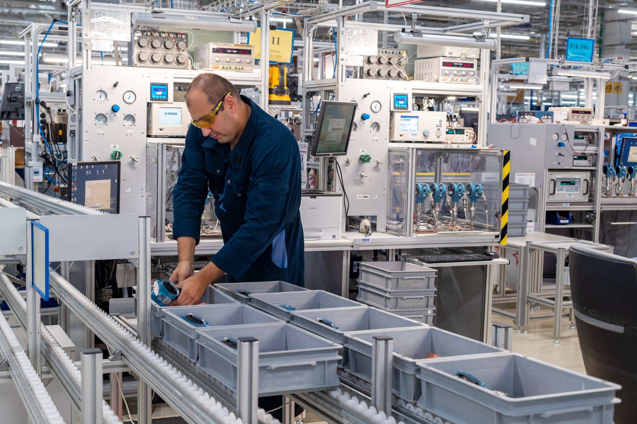 Производственные участки на заводе “Метран” продолжают работать и отгружать заказы, в том числе и по программе “Приоритетное изготовление”.JPG
